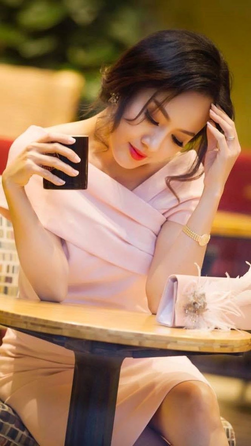 BTV Hoài Anh VTV bất ngờ sải bước catwalk làm… người mẫu đầy thần thái - 15 Ngoài đời cô sở hữu phong cách thời trang thanh lịch.