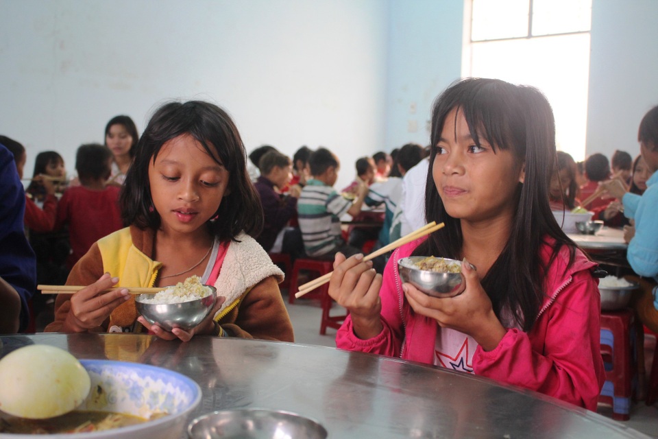Mô hình bán trú vùng cao: Dạy chữ, dạy kỹ năng sống cho các em - 3
Sự nỗ lực của thầy và trò đã giúp cho mô hình bán trú được phát triển mạnh, đem điều kiện học tập tốt nhất cho các em.