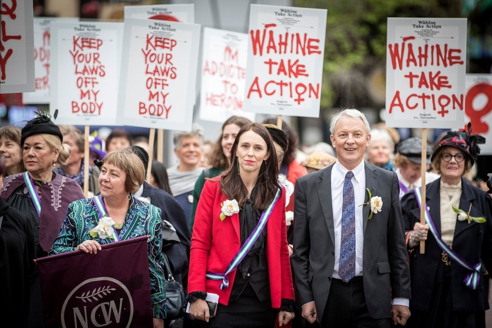 Nỗi lo Trung Quốc dùng viện trợ can thiệp chính trị nội bộ New Zealand - 3 Thủ tướng New Zealand Jacinda Ardern (áo đỏ) và Thị trưởng Auckland Phil Goff (phải) đều có mối liên hệ với doanh nhân Yikun Zhang. (Ảnh: NZ Herald)