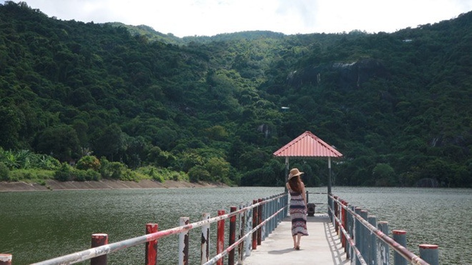 Ghé An Giang mùa nước nổi đẹp mê hồn, thưởng thức món gà đốt trứ danh - 31 Hồ nhân tạo Soài So nằm trên sườn núi Cô Tô