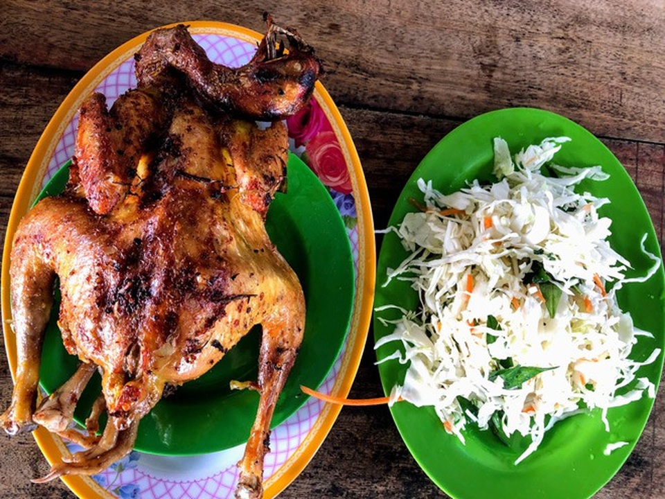 Ghé An Giang mùa nước nổi đẹp mê hồn, thưởng thức món gà đốt trứ danh - 32 Thưởng thức món gà đốt trứ danh