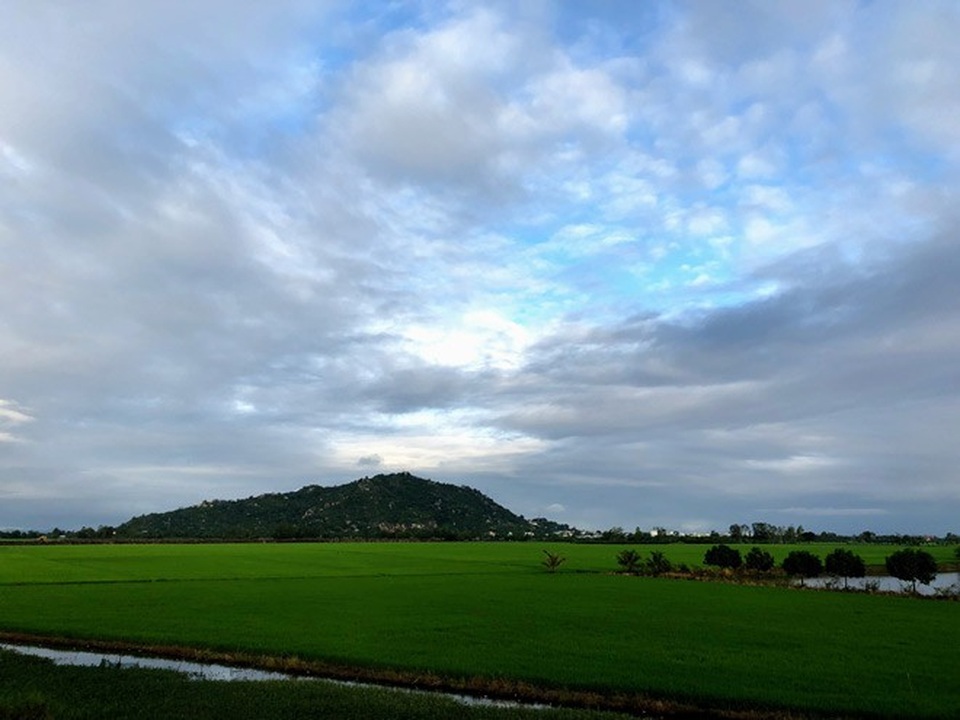 Ghé An Giang mùa nước nổi đẹp mê hồn, thưởng thức món gà đốt trứ danh - 5 Núi Sam - ngọn núi biểu tượng của An Giang