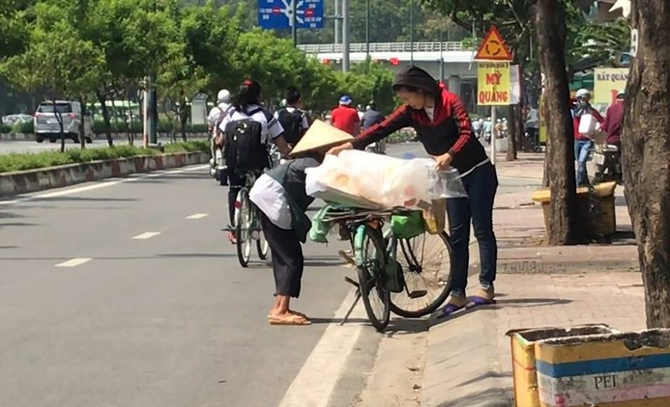 Bà già ve chai liêu xiêu giữa dòng đời bất tận - 3 Nhiều người thương cụ, chuẩn bị sẵn ve chai, cột cẩn thận rồi xếp lên xe cho cụ mang đi. Ảnh: VIỆT HOA