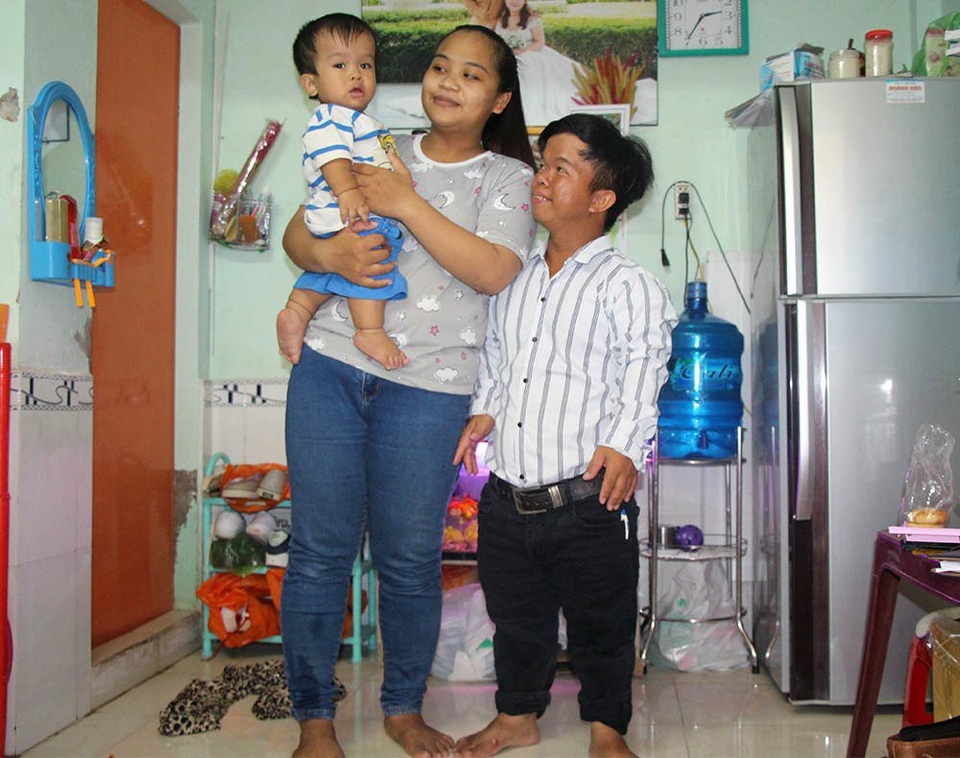 Chàng trai miền Tây 1,2m nuôi vợ 1,6m học bác sĩ đa khoa - 3 Cặp đôi chênh lệch về chiều cao và trình độ nhưng họ vẫn bên nhau hạnh phúc