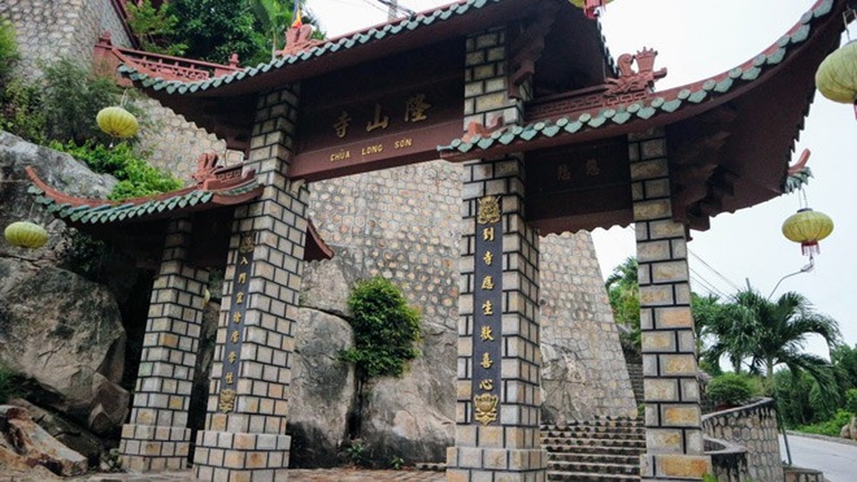 Ghé An Giang mùa nước nổi đẹp mê hồn, thưởng thức món gà đốt trứ danh - 6 Dọc từ chân núi lên tới đỉnh núi Sam có rất nhiều đền, chùa, am, miếu