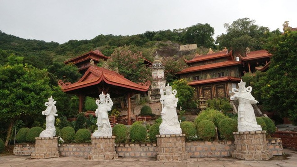 Ghé An Giang mùa nước nổi đẹp mê hồn, thưởng thức món gà đốt trứ danh - 7 Chùa Hang hay còn gọi là Phước Điền Tự trên triền núi Sam