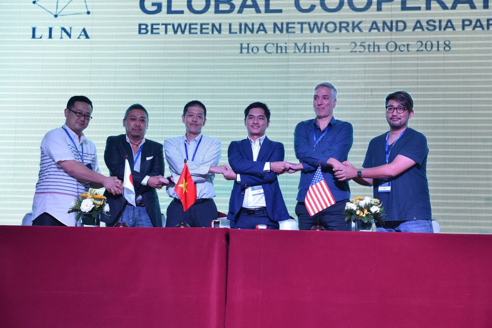 Lina Network chính thức ra mắt ứng dụng Supply Chain trên nền tảng Blockchain đầu tiên trên Thế giới - 3 Ảnh: Ông Nguyễn Đăng Triều Thiên - CEO Lina Network (giữa) cùng các đối tác quốc tê