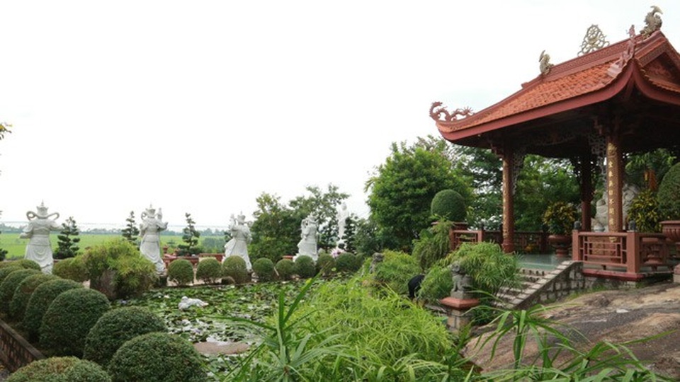 Ghé An Giang mùa nước nổi đẹp mê hồn, thưởng thức món gà đốt trứ danh - 9 Không gian khoáng đạt, thanh tịnh