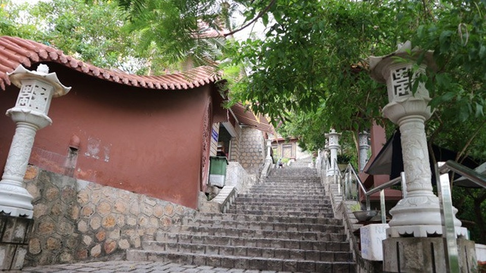 Ghé An Giang mùa nước nổi đẹp mê hồn, thưởng thức món gà đốt trứ danh - 10 Để tới chùa du khách sẽ phải vượt qua 300 bậc thang bằng đá