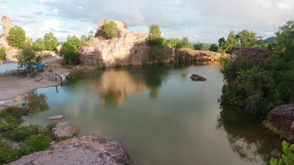 Ghé An Giang mùa nước nổi đẹp mê hồn, thưởng thức món gà đốt trứ danh - 22 Hồ Tà Pạ được mệnh danh là tuyệt tình cốc của miền tây