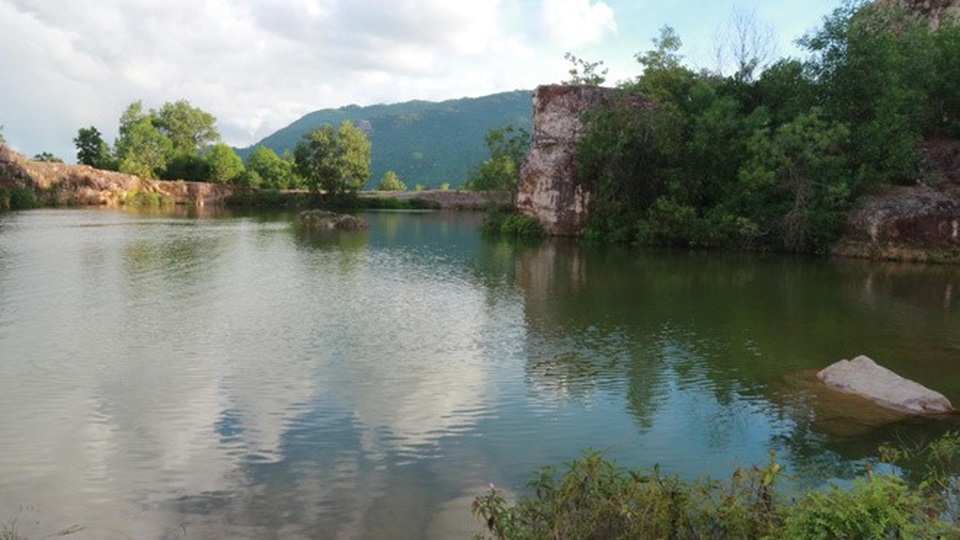 Ghé An Giang mùa nước nổi đẹp mê hồn, thưởng thức món gà đốt trứ danh - 23 Nước hồ trong vắt in bóng mây trời