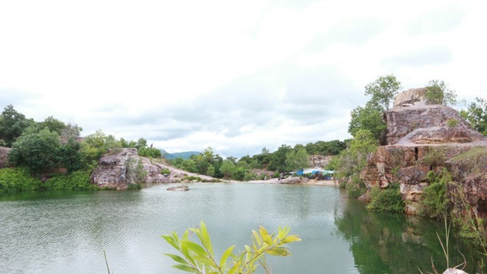 Ghé An Giang mùa nước nổi đẹp mê hồn, thưởng thức món gà đốt trứ danh - 24 Bao quanh hồ núi đá sần sùi, nhiều màu sắc