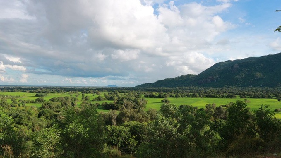 Ghé An Giang mùa nước nổi đẹp mê hồn, thưởng thức món gà đốt trứ danh - 27 Toàn cảnh cánh đồng được view từ đỉnh núi Tà Pạ