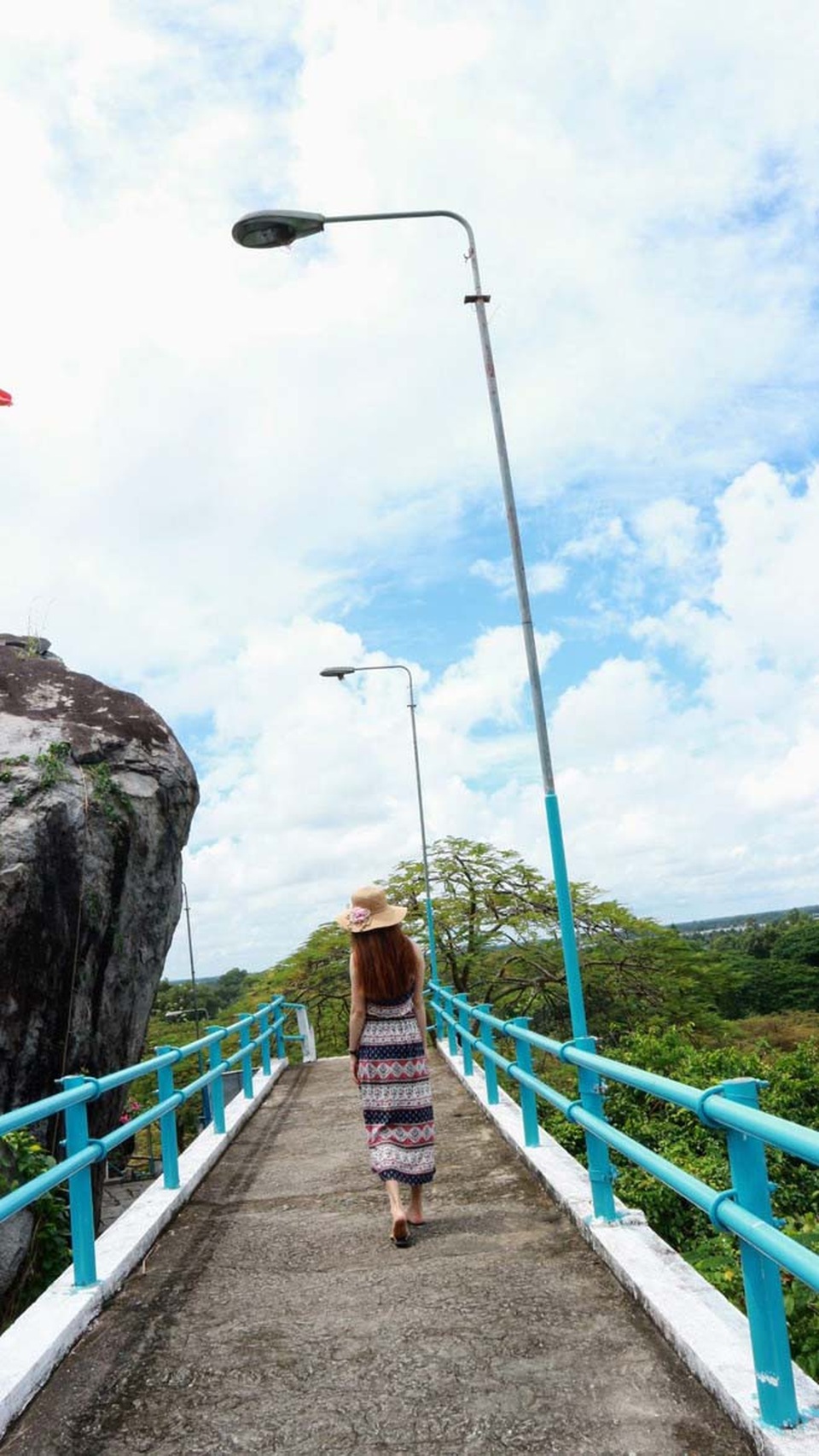 Ghé An Giang mùa nước nổi đẹp mê hồn, thưởng thức món gà đốt trứ danh - 28 Lối đi trên đồi Tức Dụp