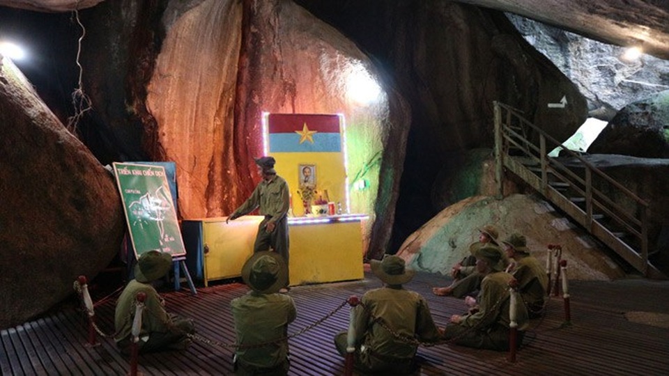 Ghé An Giang mùa nước nổi đẹp mê hồn, thưởng thức món gà đốt trứ danh - 29 Nơi đây lưu giữ nhiều tư liệu mang tính lịch sử trọng đại