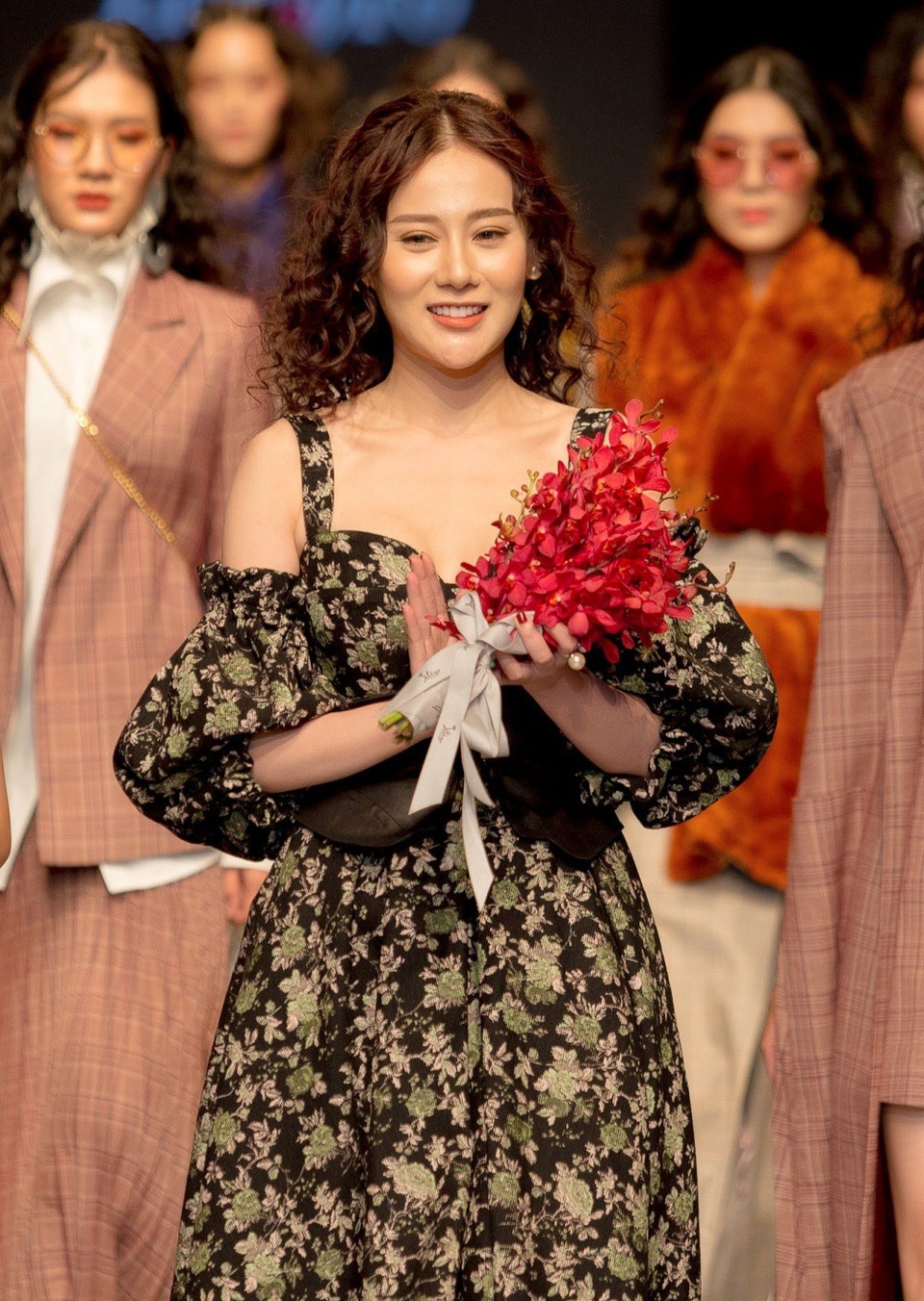 “Tôi cứ nghĩ sau bao nhiêu năm không diễn mình sẽ hồi hộp lắm nhưng khi nhạc lên và đèn lên, tôi như sống lại cảm giác của những ngày làm người mẫu. Tất cả những kỹ năng, phản xạ của ngày xưa trỗi dậy khiến tôi có thể sải bước thật tự tin trên sàn catwalk”, Phương Oanh nói. Cô cảm thấy rất hạnh phúc khi lần tái xuất này được khán giả, đặc biệt là những người yêu thời trang đón nhận tích cực.