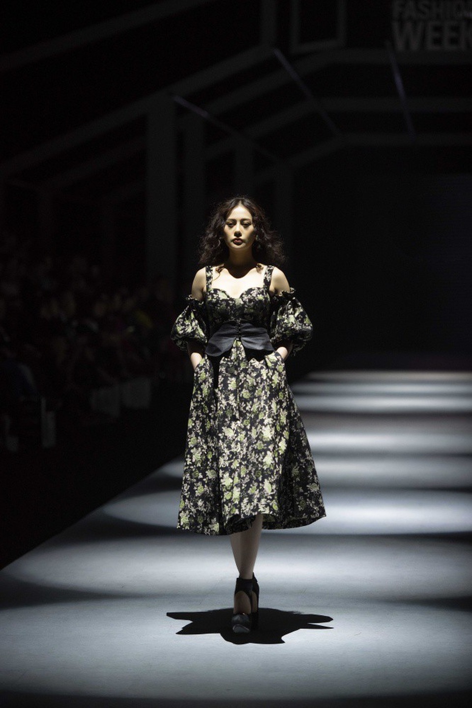 Phương Oanh - nữ chính của “Quỳnh Búp bê” gây bất ngờ lớn khi tái xuất sàn diễn sau 5 năm tại đêm diễn thứ hai của Tuần lễ thời trang quốc tế Việt Nam 2018. Cô đảm nhận vai trò vedette với những bước đi quyền lực, dứt khoát, tự tin, gương mặt lạnh ấn tượng.