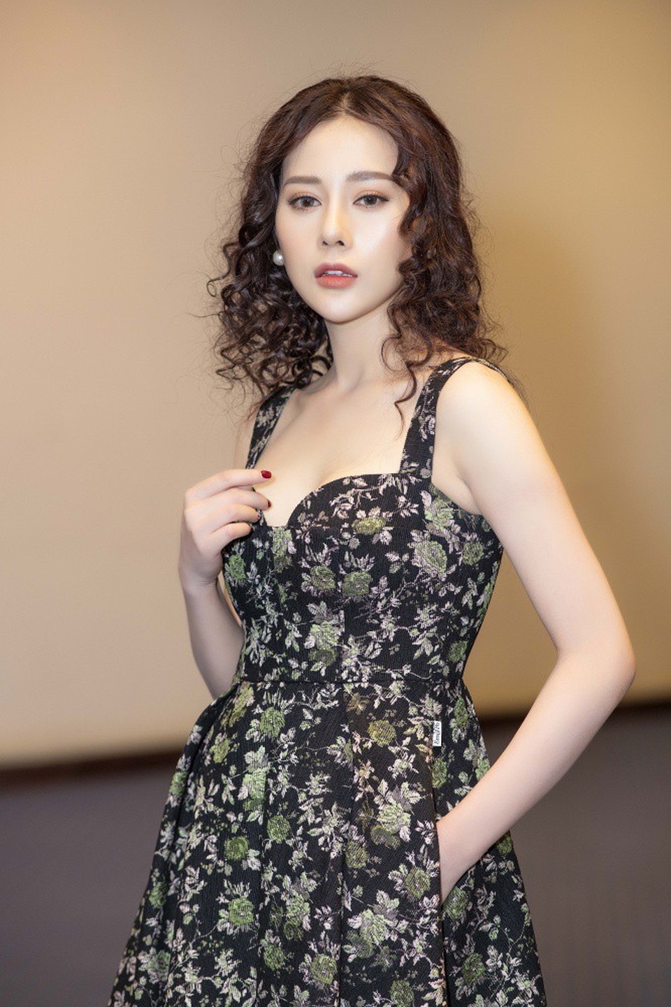 Được biết, trước khi trở thành diễn viên, Phương Oanh đã có nhiều năm hoạt động trong nghề người mẫu tự do. Sau khi nhận ra diễn xuất mới thực sự là đam mê lớn nhất của mình, cô quyết định dừng công việc làm mẫu từ năm 2012 để chuyên tâm đóng phim.