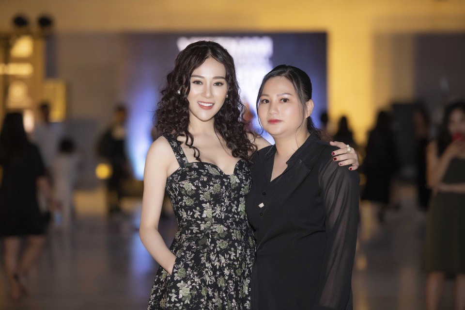 Không chỉ thu hút bởi vẻ bề ngoài trong bộ váy hoạ tiết hoa nổi bật, cô được rất nhiều người hâm mộ thuộc nhiều độ tuổi khác nhau vây quanh xin chụp ảnh cùng. Nữ diễn viên luôn tỏ ra thân thiện khi sẵn lòng chiều theo những yêu cầu của fan.