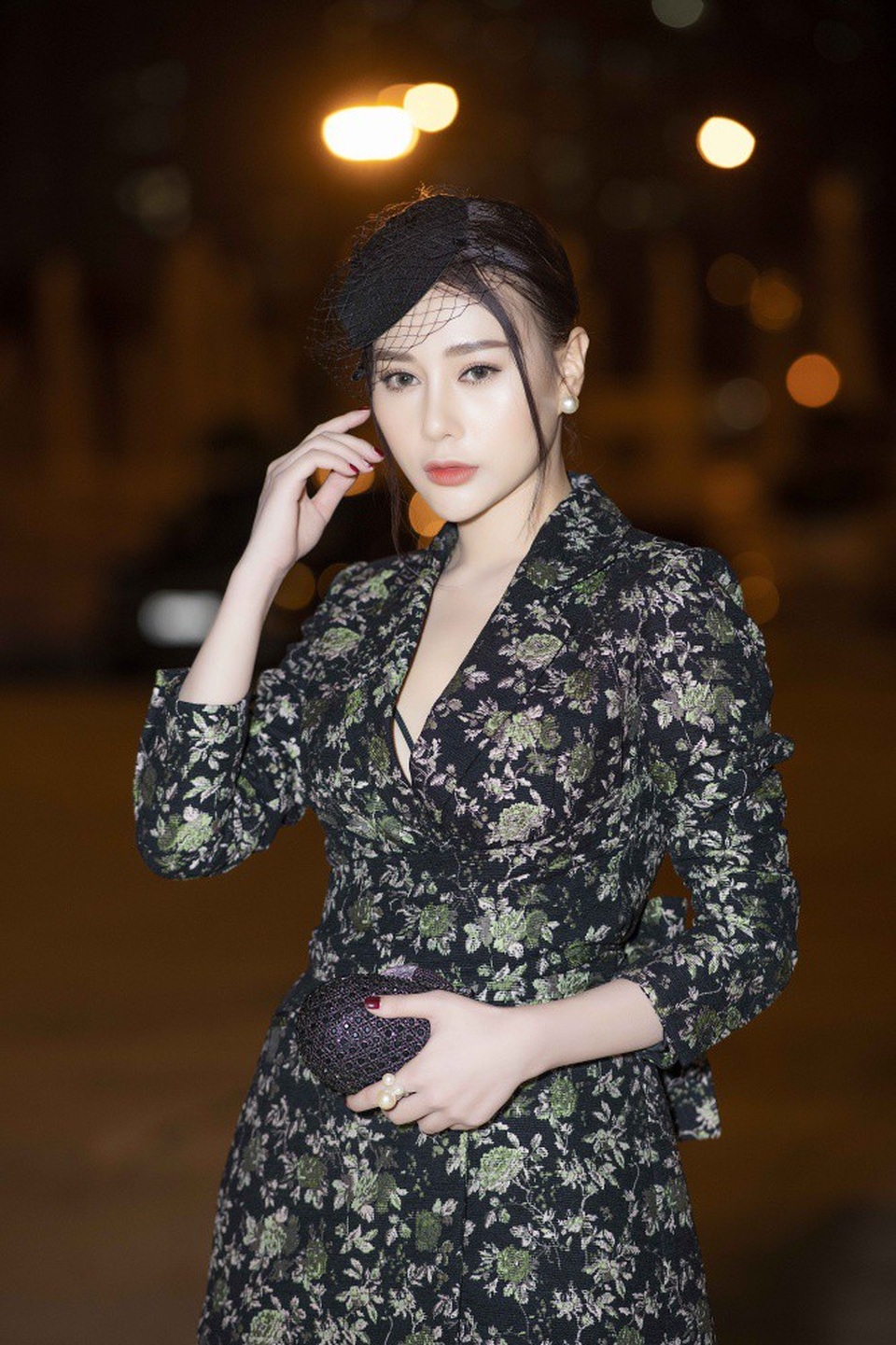 Trước khi gây ấn tượng trên sàn diễn, Phương Oanh cũng nhanh chóng là tâm điểm chú ý trên thảm đỏ.