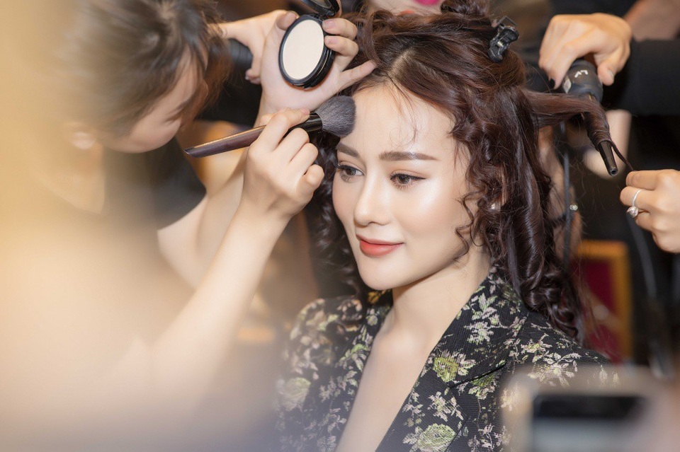 Suốt một năm sau đó, Phương Oanh chỉ thỉnh thoảng xuất hiện tại các show diễn của bạn bè thân thiết. Đây là lần đầu tiên cô trở lại sàn catwalk chuyên nghiệp sau hơn 5 năm. Với kinh nghiệm nhiều năm làm mẫu, Phương Oanh không hề cảm thấy hồi hộp khi bước vào show diễn này. Tuy vậy, cô vẫn dành nhiều thời gian luyện tập để có màn trình diễn hoàn hảo nhất.