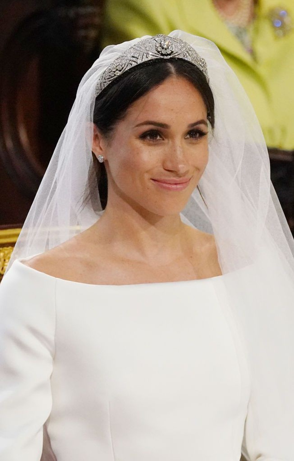 Vương miện các cô dâu Hoàng gia đẹp như thế nào? - 2
Meghan, Nữ công tước xứ Sussex kết hôn với hoàng tử Harry hồi tháng 5 vừa qua. Trong ngày cưới, cựu diễn viên đeo chiếc vương miện tuyệt đẹp của Nữ hoàng Mary. Vương miện gồm 10 viên kim cương được tặng cho Mary vào năm 1893. Vương miện đã được trao cho Elizabeth khi Nữ hoàng Mary qua đời vào năm 1953. Meghan chọn vương miện cho ngày cưới của mình với Nữ hoàng Elizabeth tại Cung điện Buckingham.