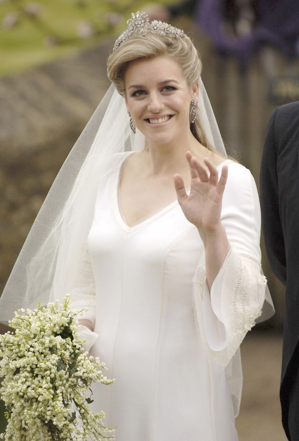 Vương miện các cô dâu Hoàng gia đẹp như thế nào? - 7
Năm 2006, Laura Lopes, con gái của Camilla, Nữ công tước xứ Cornwall và người chồng đầu tiên của cô, Andrew Parker Bowles kết hôn. Trong ngày cưới, Laura đeo vương miện Cubitt-Shand, vương miện từng thuộc về bà của Camilla, Sonia Cubitt, và sau này là mẹ của Camilla, Rosalind Shand.