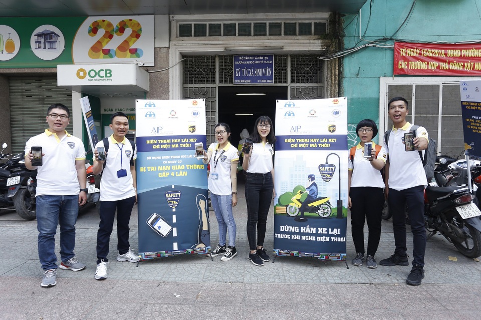 Sử dụng điện thoại khi lái xe tăng nguy cơ TNGT gấp 4 lần - 3
Sinh viên cam kết không sử dụng điện thoại khi lái xe tham gia giao thông