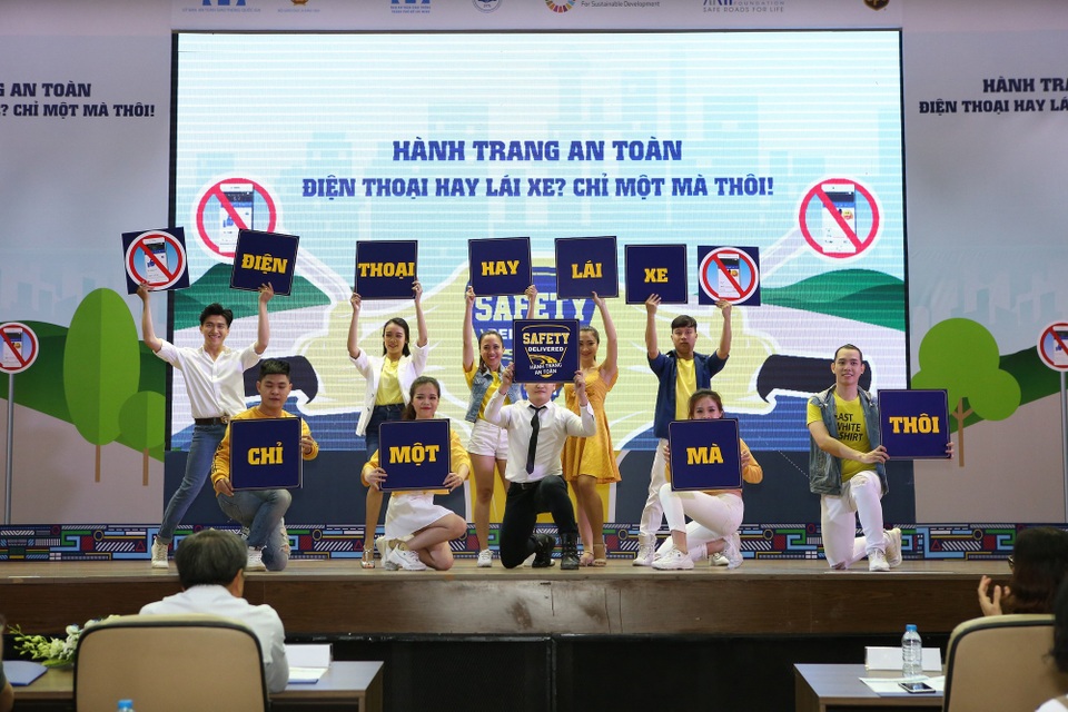 Sử dụng điện thoại khi lái xe tăng nguy cơ TNGT gấp 4 lần - 2 Sinh viên ĐH Kinh tế TPHCM tuyên truyền về an toàn giao thông