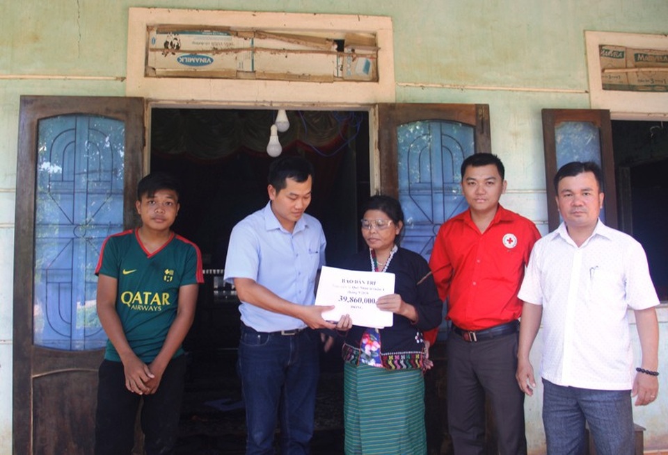 PV Dân trí tại Quảng Trị và ông Nguyễn Hữu Luật - Chủ tịch Hội Chữ thập đỏ huyện Gio Linh trao tận tay cô Tiến số tiền 39.860.000 đồng.