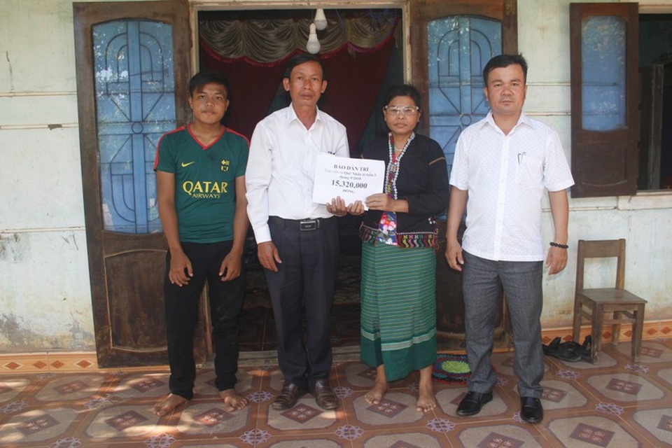 Ông Hồ Văn Hương - Phó Chủ tịch HĐND xã và thầy giáo Nguyễn Đăng Kham - Hiệu trưởng trường TH và THCS Linh Thượng trao số tiền 15.320.000 đồng của bạn đọc ủng hộ cô Tiến.