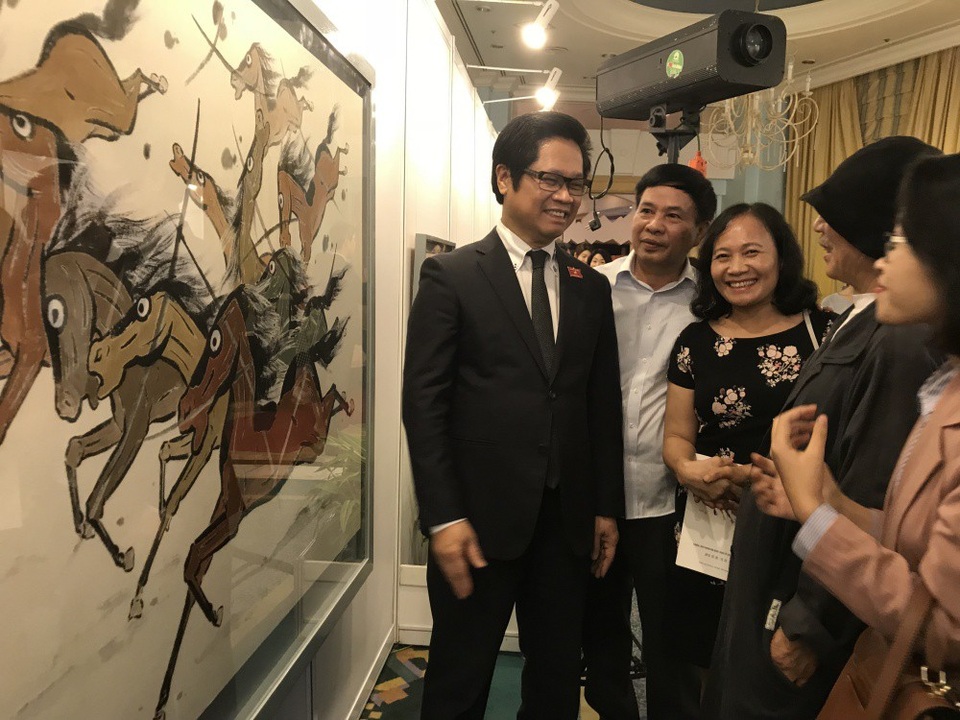 Danh hoạ nổi tiếng Hàn Quốc chính thức khai mạc triển lãm tranh tại Việt Nam - 1 Ông Vũ Tiến Lộc - Chủ tịch Phòng Thương mại và Công nghiệp Việt Nam (VCCI), Chủ tịch Hội Hữu nghị Việt Nam - Hàn Quốc tham quan triển lãm và trò chuyện cùng hoạ sĩ Lee Sung Kun.