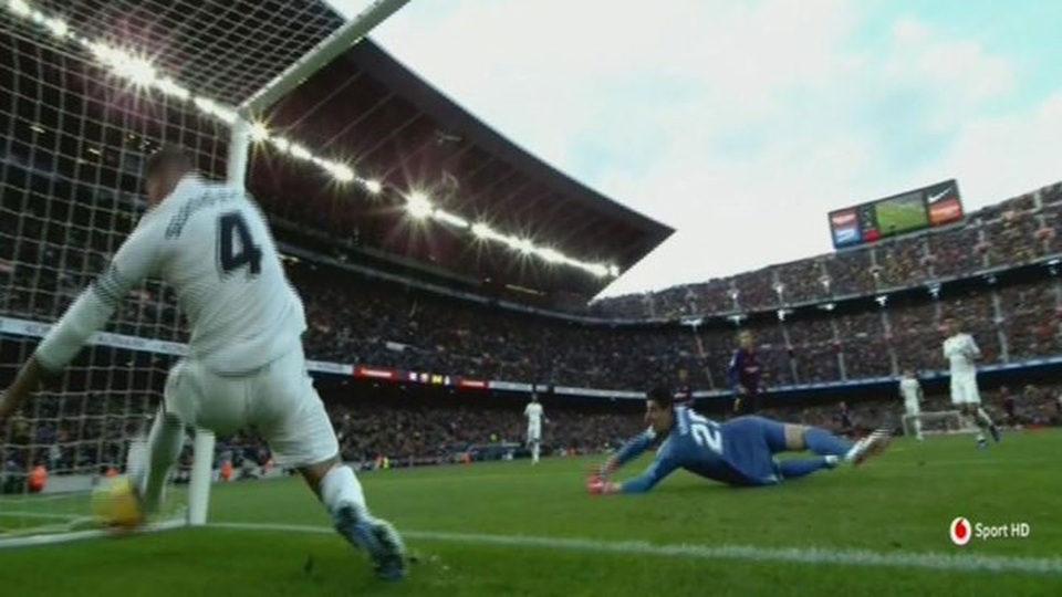 Barcelona 5-1 Real Madrid: Cú hattrick của Luis Suarez - 20
Ramos bất lực trong việc ngăn chặn bàn thắng của Coutinho