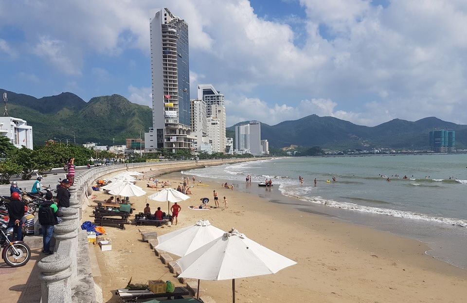 Nha Trang: Du khách tắm biển bất chấp sóng lớn, vùng xoáy nguy hiểm - 3 Nha Trang: Du khách tắm biển bất chấp sóng lớn, vùng xoáy nguy hiểm - 3