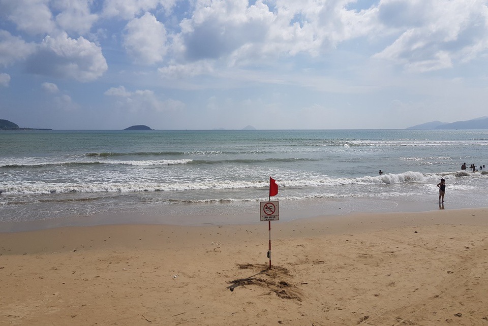 Nha Trang: Du khách tắm biển bất chấp sóng lớn, vùng xoáy nguy hiểm - 2 Lực lượng chức năng tuần tra và cắm biển nghiêm cấm du khách tắm biển sáng 28/10 do sóng lớn