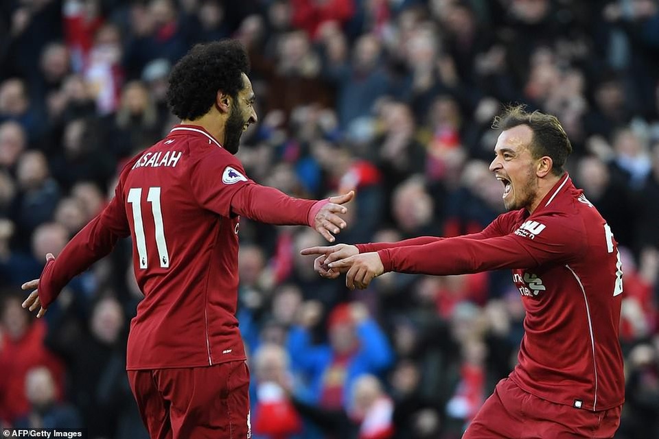 Liverpool nối dài mạch bất bại lên 10 trận - 2
Salah (trái) vừa ghi bàn vừa kiến tạo ở trận đấu thuộc vòng 10 Premier League