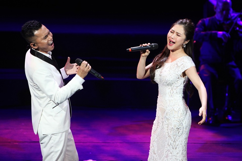 Tú Dưa ôm chặt vợ, xúc động nói “cảm ơn em” - 10 Hương Tràm song ca cùng Tú Dưa “Không còn mùa thu”