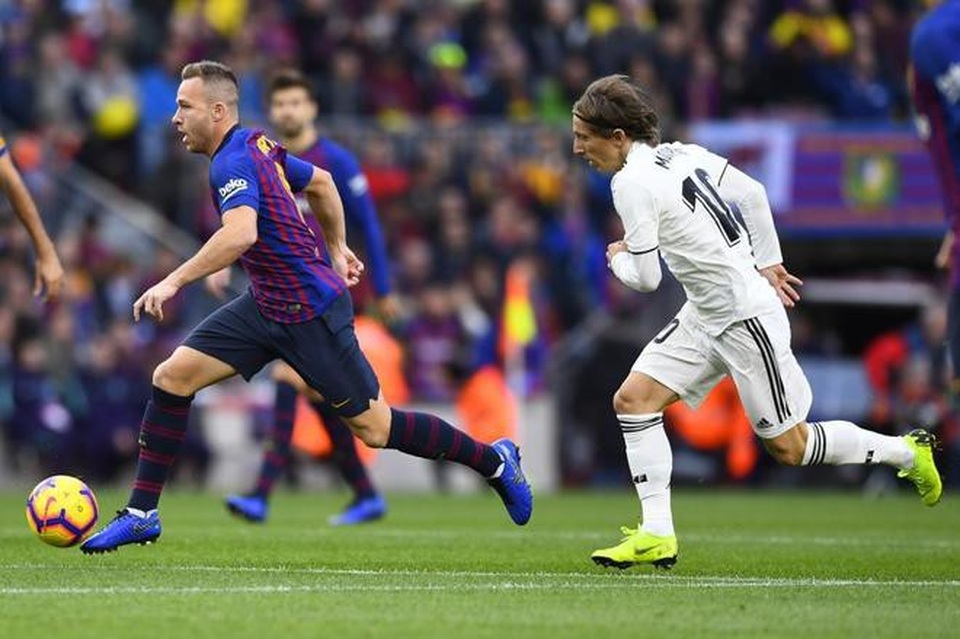 Barcelona 5-1 Real Madrid: Cú hattrick của Luis Suarez - 22
Luka Modric cố gắng ngăn chặn Arthur