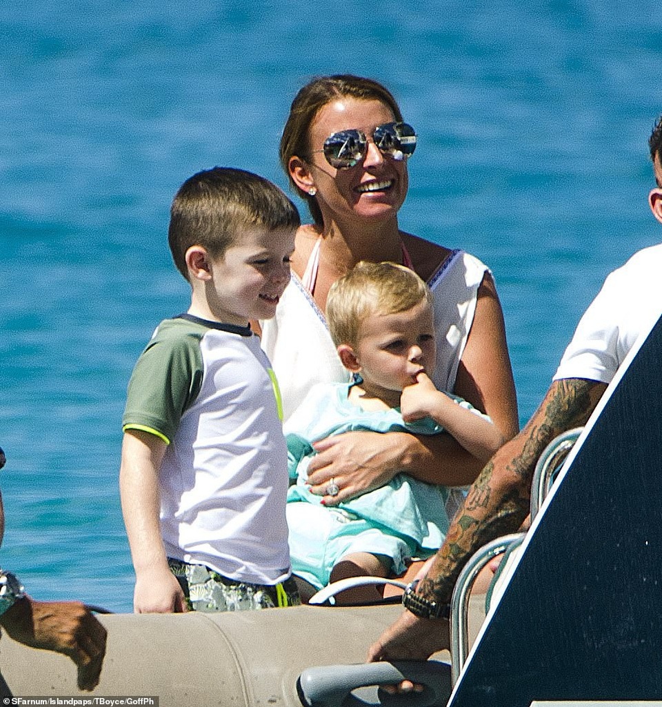 
Bà mẹ trẻ dành chủ yếu thời gian chăm sóc 4 con trai nhỏ
