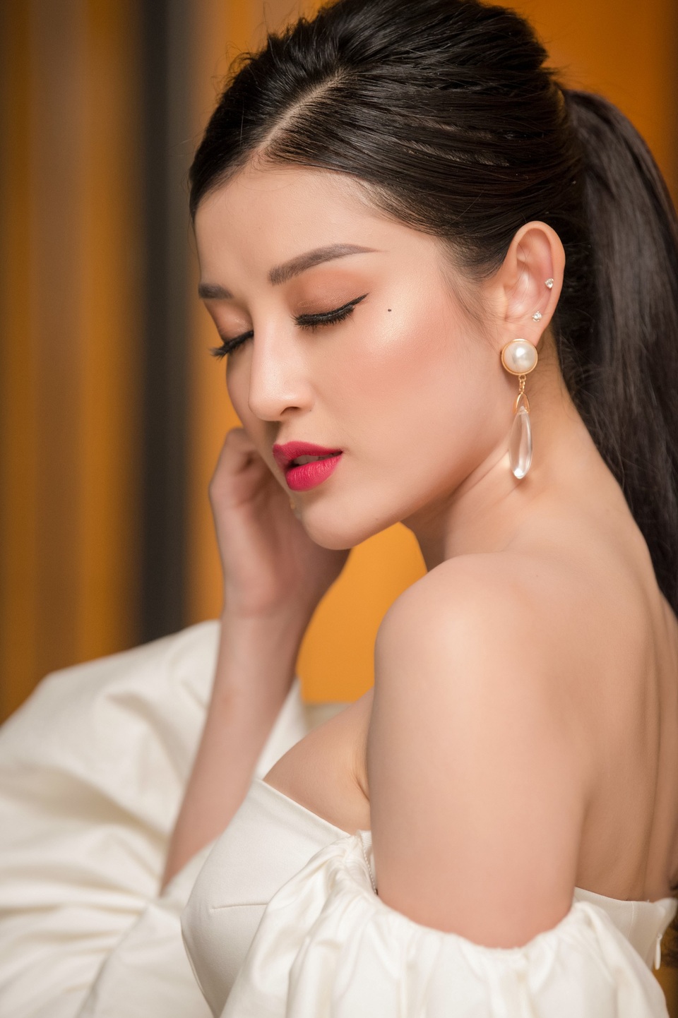 Á hậu Huyền My khoe ngực đầy trễ nải bên "mỹ nam" Mạnh Trường - 2 Mặc dù mới khỏi ốm nhưng cô vẫn cuốn hút bởi thần thái kiêu sa và thanh lịch.