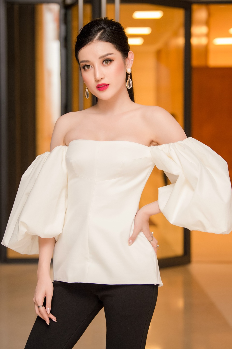 Á hậu Huyền My khoe ngực đầy trễ nải bên "mỹ nam" Mạnh Trường - 5 Người đẹp cột tóc đuôi ngựa và sử dụng lối trang điểm đậm để hoàn thiện vẻ ngoài của mình. Bờ vai trễ nải giúp cho Huyền My khoe được vòng một gợi cảm.