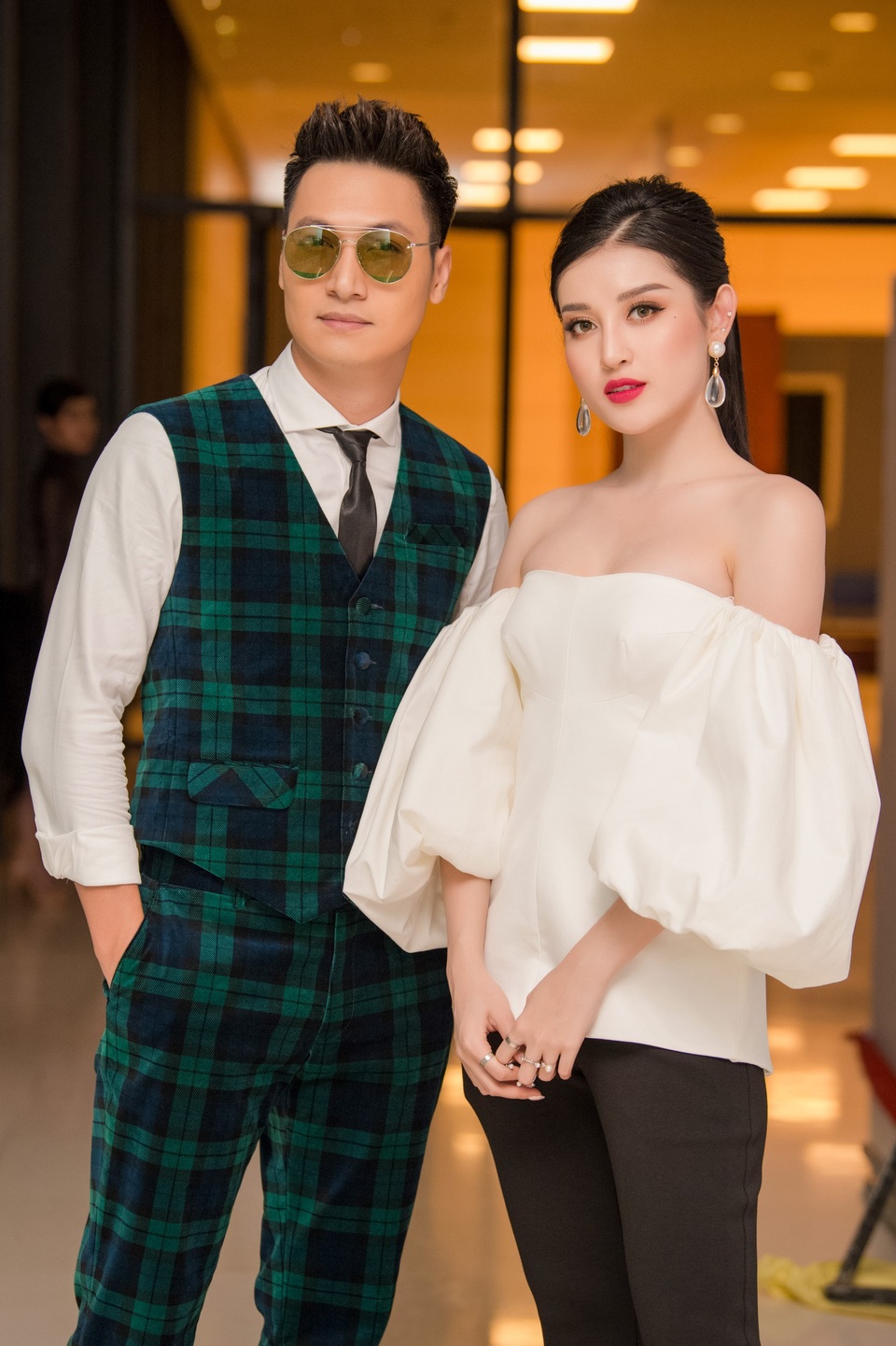 Á hậu Huyền My khoe ngực đầy trễ nải bên "mỹ nam" Mạnh Trường - 10 Huyền My có dịp trò chuyện và chụp ảnh cùng nam diễn viên Mạnh Trường.