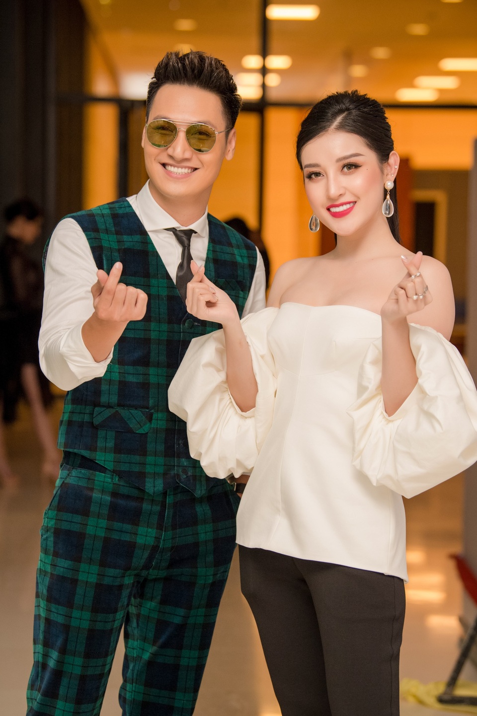 Á hậu Huyền My khoe ngực đầy trễ nải bên "mỹ nam" Mạnh Trường - 11 Anh chàng điển trai của “Cả một đời ân oán” diện áo sơmi trắng kết hợp cùng áo gilê kẻ ca-rô lịch lãm.