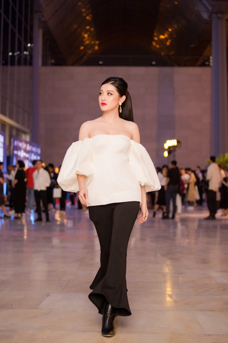 Á hậu Huyền My khoe ngực đầy trễ nải bên "mỹ nam" Mạnh Trường - 6 Không còn chuộng những bộ váy áo cầu kỳ, lộng lẫy; gần đây Huyền My chuộng phong cách cá tính khi tham dự các sự kiện thời trang.