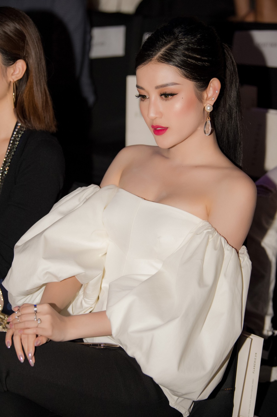 Á hậu Huyền My khoe ngực đầy trễ nải bên "mỹ nam" Mạnh Trường - 8 Vốn theo học về thời trang nên Huyền My luôn thể hiện phong cách phối đồ đa dạng, cá tính, giúp cô nổi bật ở các sự kiện mà mình tham dự. Cô cũng được đánh giá là một trong những người đẹp có gu ăn mặc ổn định.