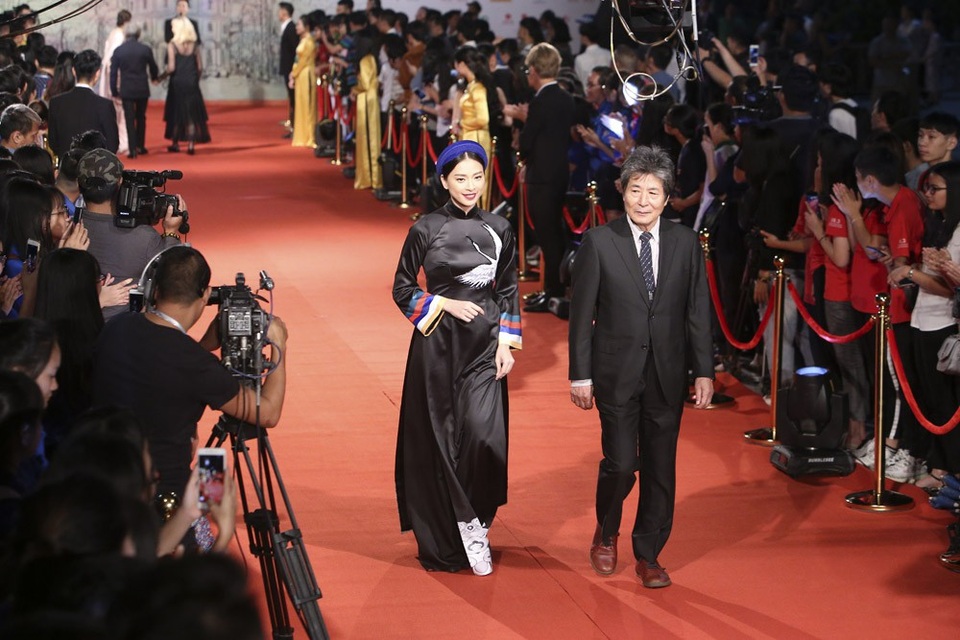 Diễn viên Ngô Thanh Vân và ông Oguri Kohei (Nhật Bản) - Trưởng BGK phim truyện LHP Quốc tế Hà Nội lần thứ V sải bước trên thảm đỏ.
