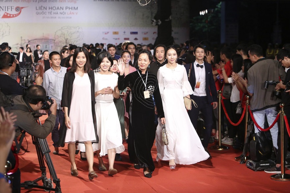 Đạo diễn Nguyễn Hoàng Điệp và nhiều vị khách quốc tế.