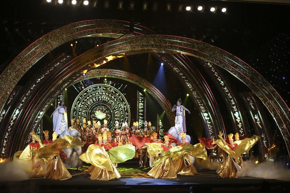 Các tiết mục văn nghệ mừng lễ khai mạc LHP được dàn dựng hoành tráng.