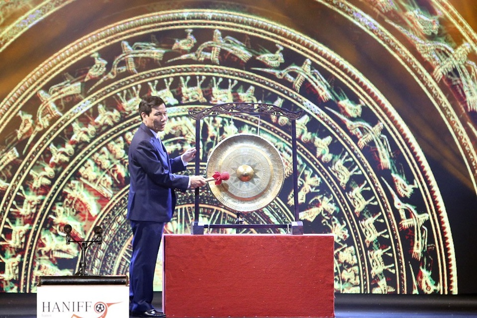 Bộ trưởng Nguyễn Ngọc Thiện đánh chiêng khai mạc LHP Quốc tế Hà Nội lần thứ V.