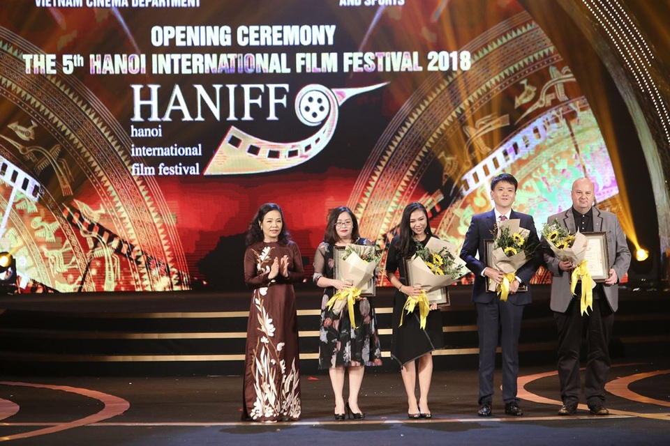 Tại Lễ khai mạc, BTC cũng đã ra mắt các Ban giám khảo LHP gồm BGK phim truyện, BGK phim ngắn và BGK NETPAC.